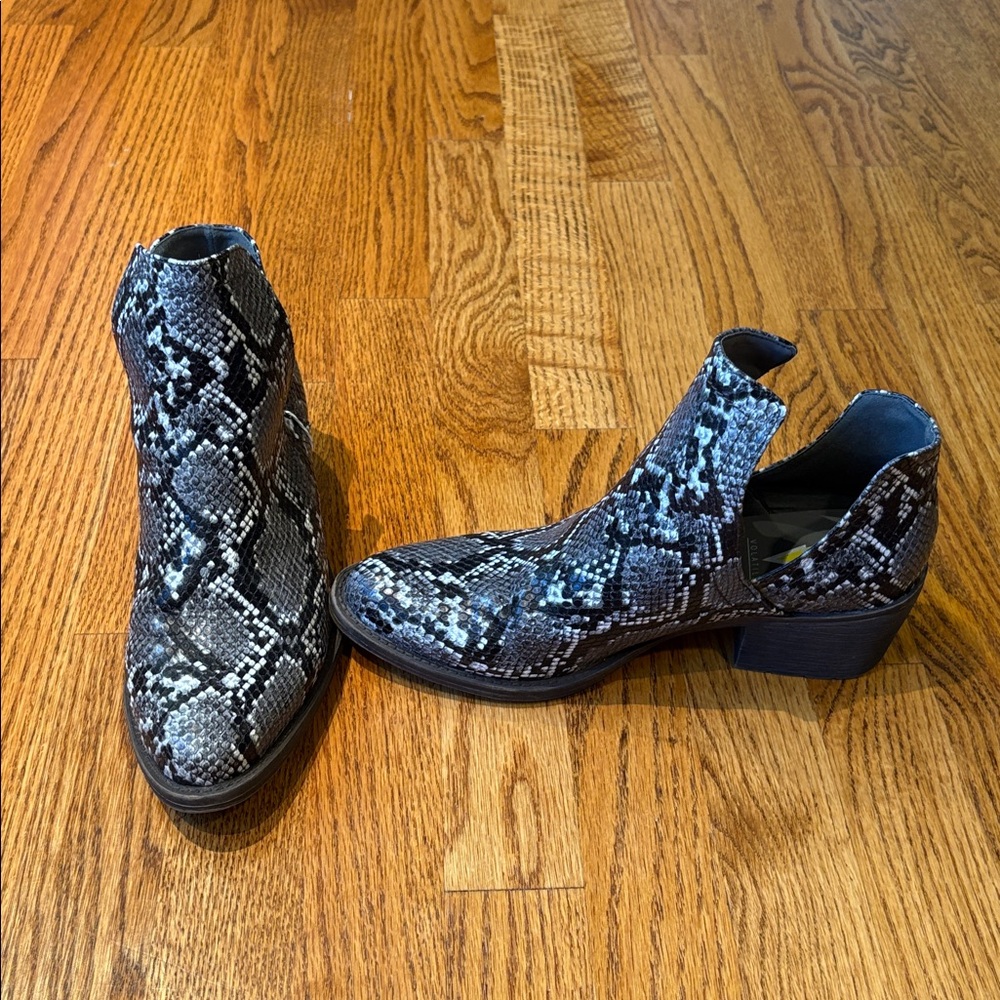 Volatile Woman’s Black Snakeskin Booties Size 9